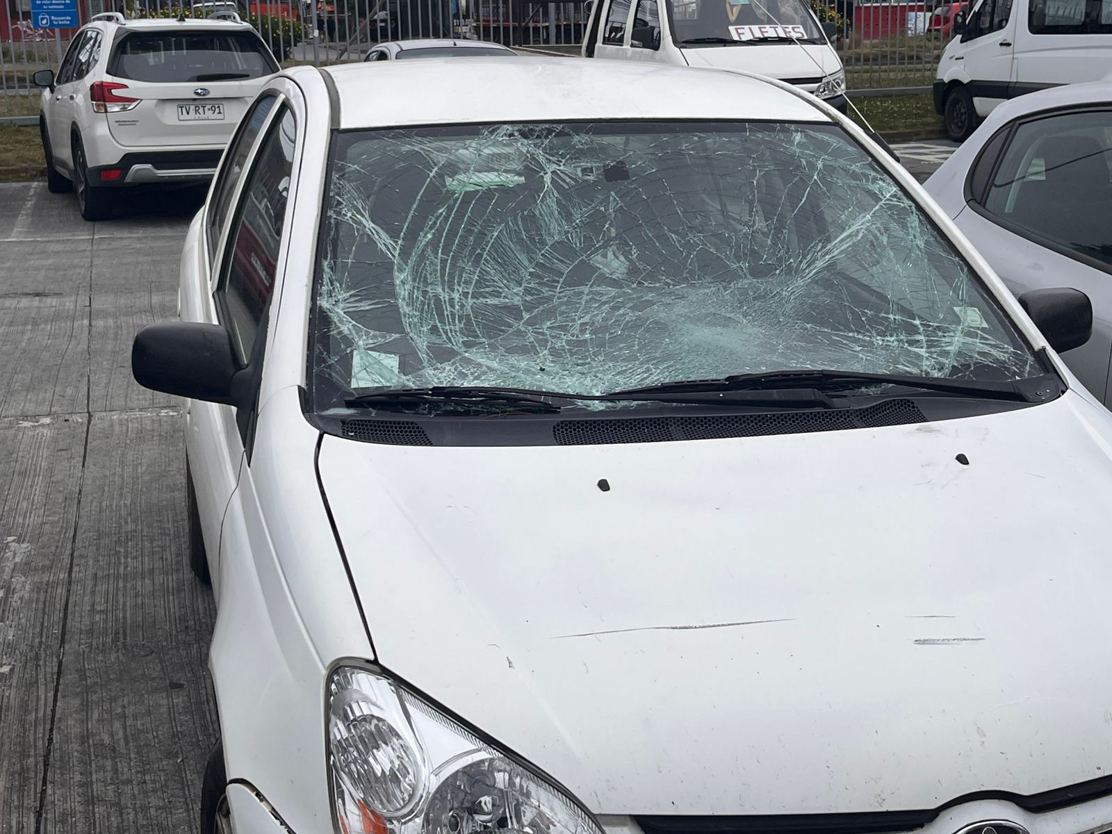 Impactante video muestra atropello de dos guardias de supermercado en Puerto Montt
