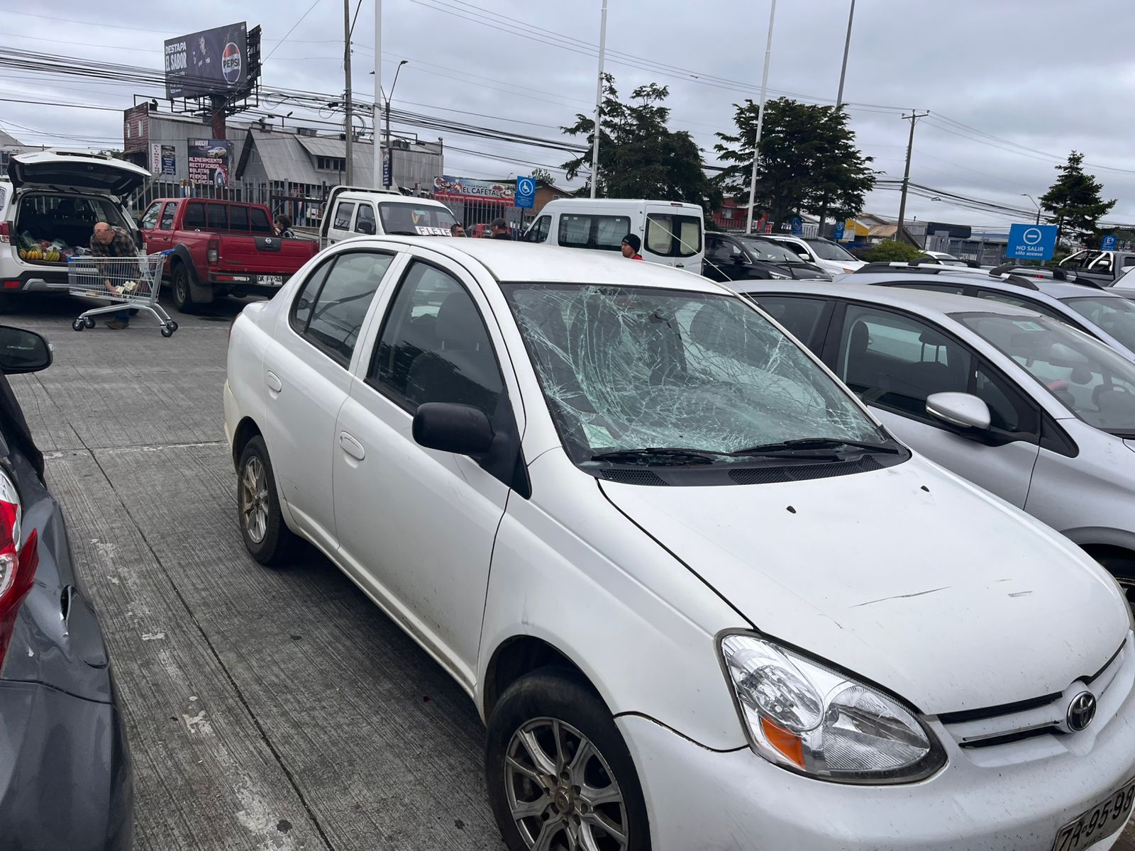 Impactante video muestra atropello de dos guardias de supermercado en Puerto Montt
