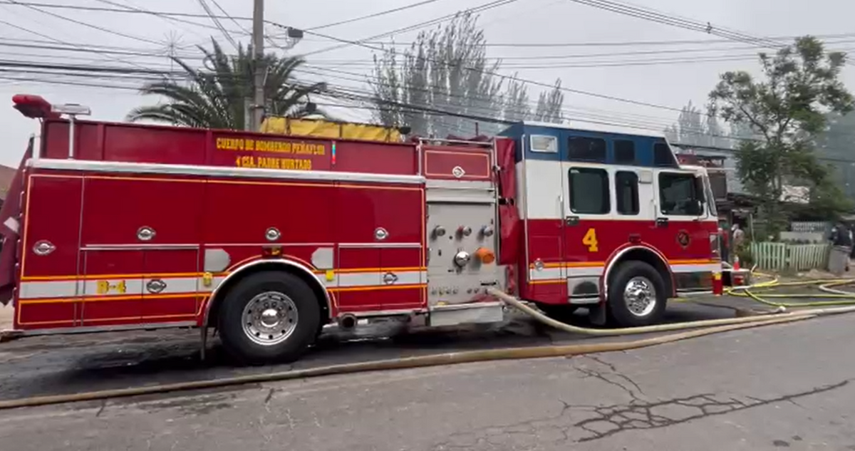 Bomberos logran controlar rápidamente incendio que afectó a tres viviendas en Padre Hurtado