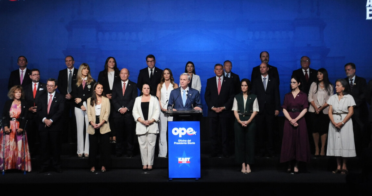 Un gabinete heredero de Pinochet: FA arremete contra futuros ministros anunciados por Kast