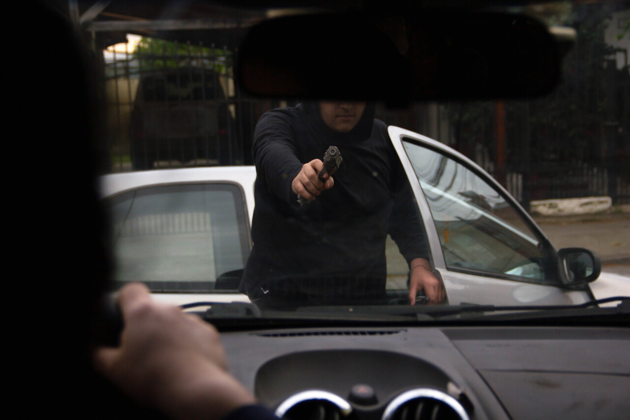 Delincuentes balean una camioneta de seguridad municipal en Estación Central