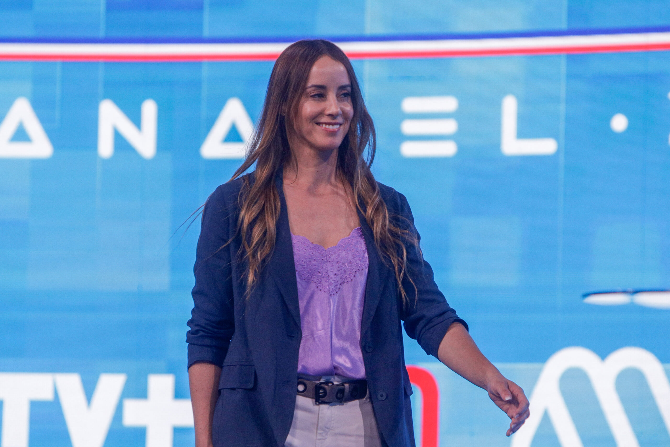 la vocera del candidato José Antonio Kast, Mara Sedini, participa del sorteo para el Debate presidencial de ANATEL 2025