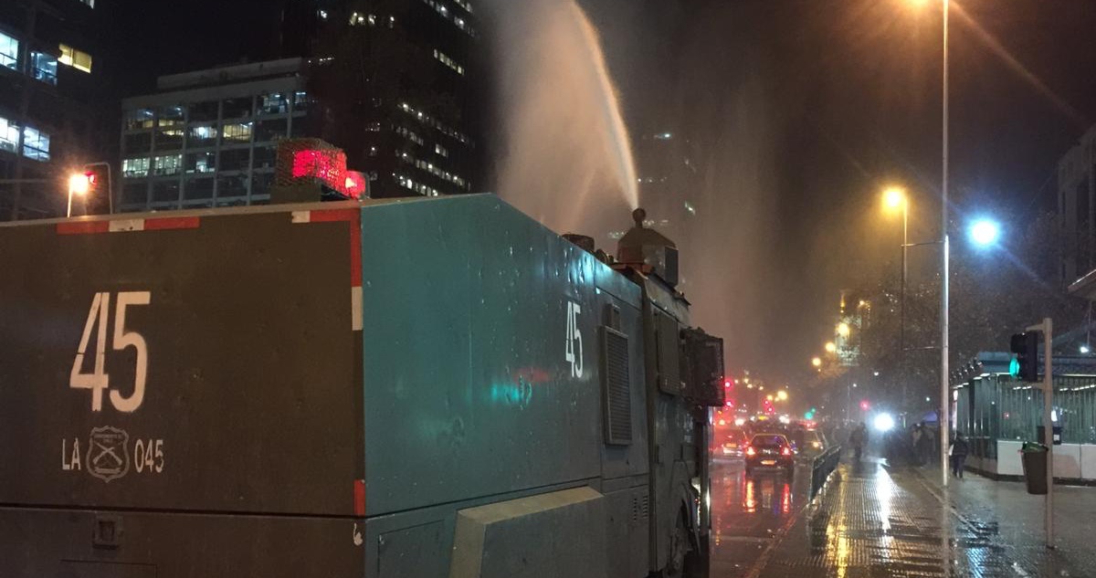 Absuelven a carabinero indagado por apremio: lo acusaban de direccionar chorro de agua hacia reportera