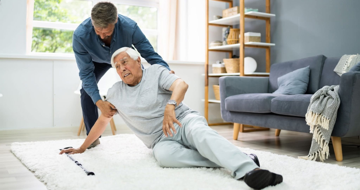 Un adulto mayor siendo asistido tras sufrir una caída.
