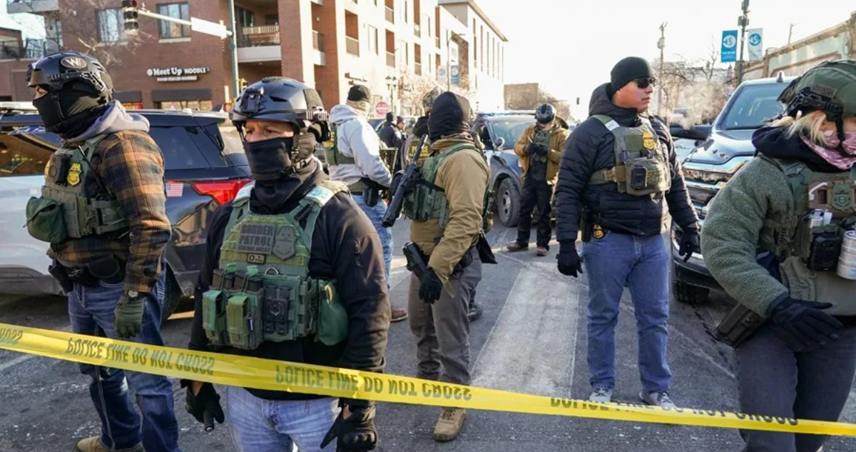 Contexto | Agentes federales frente a una protesta por la muerte de Alex Pretti en Minneapolis