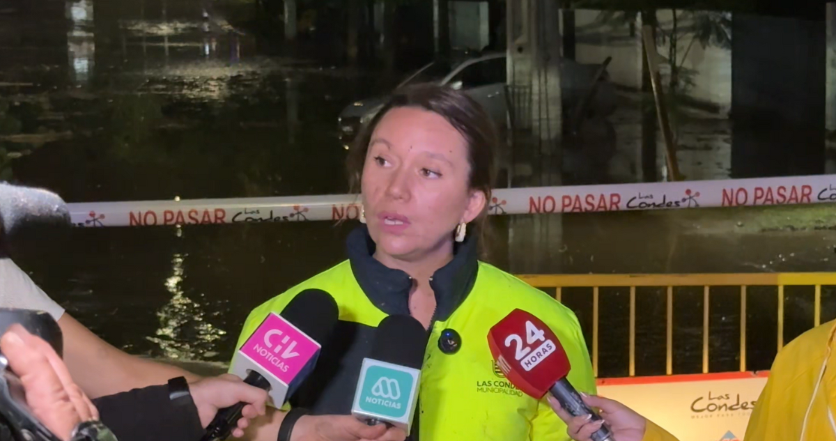 Alcaldesa de Las Condes reporta viviendas anegadas tras desborde de canal en San Carlos de Apoquindo