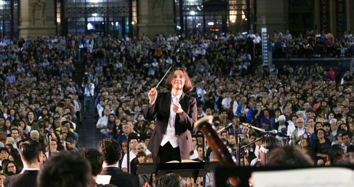 alejandra urrutia en concierto por la hermandad