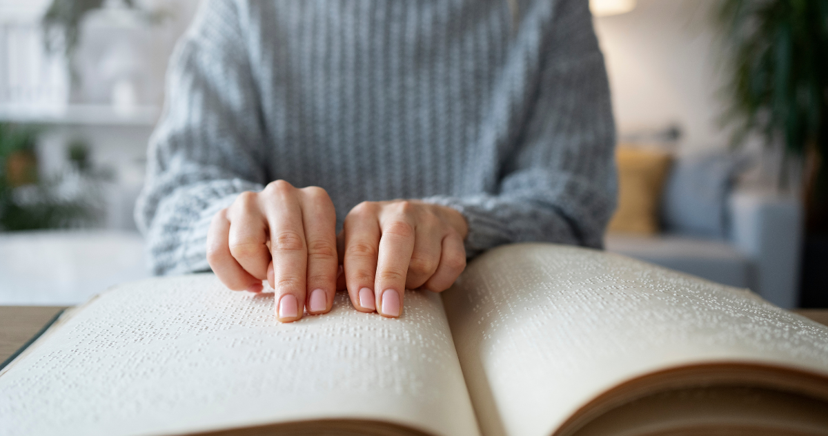 Persona ciega leyendo un libro en braille