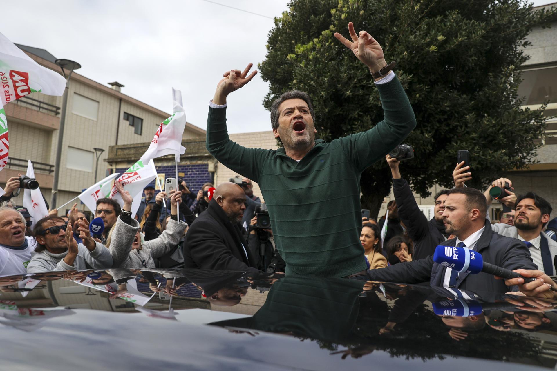 El candidato presidencial André Ventura saluda a sus adherentes en Caxinas, Vila do Conde
