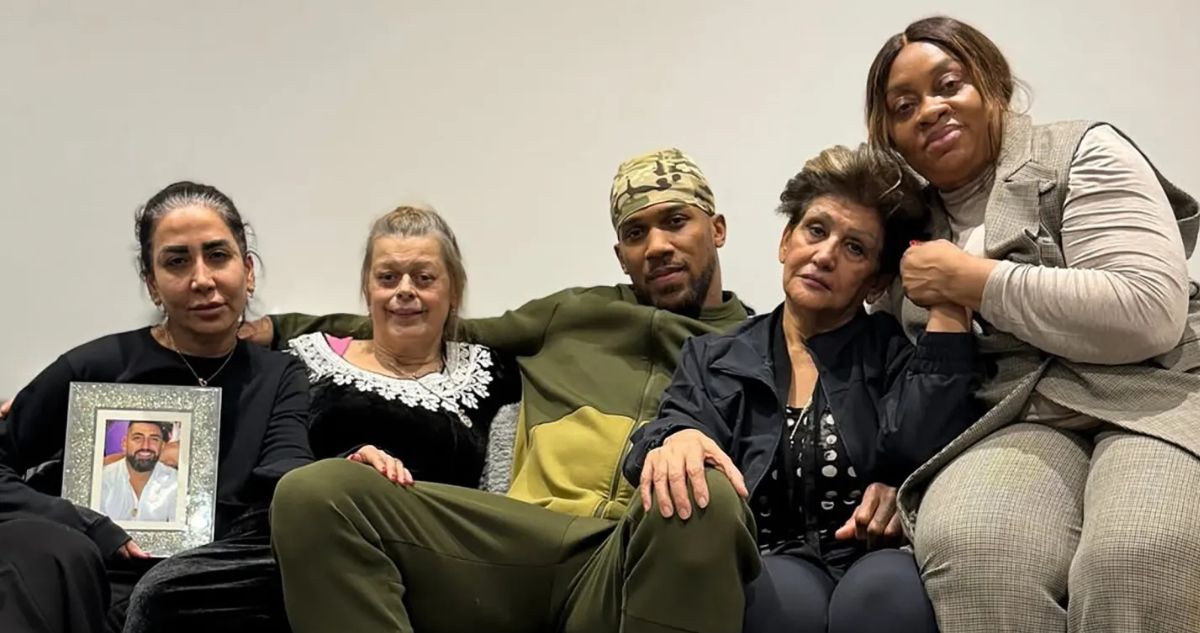 Anthony Joshua visita a familiares de amigos fallecidos y compromete ayuda eterna