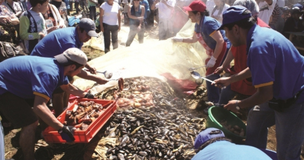 Curanto más grande del mundo podría no realizarse: municipio de Calbuco no compró terreno para evento
