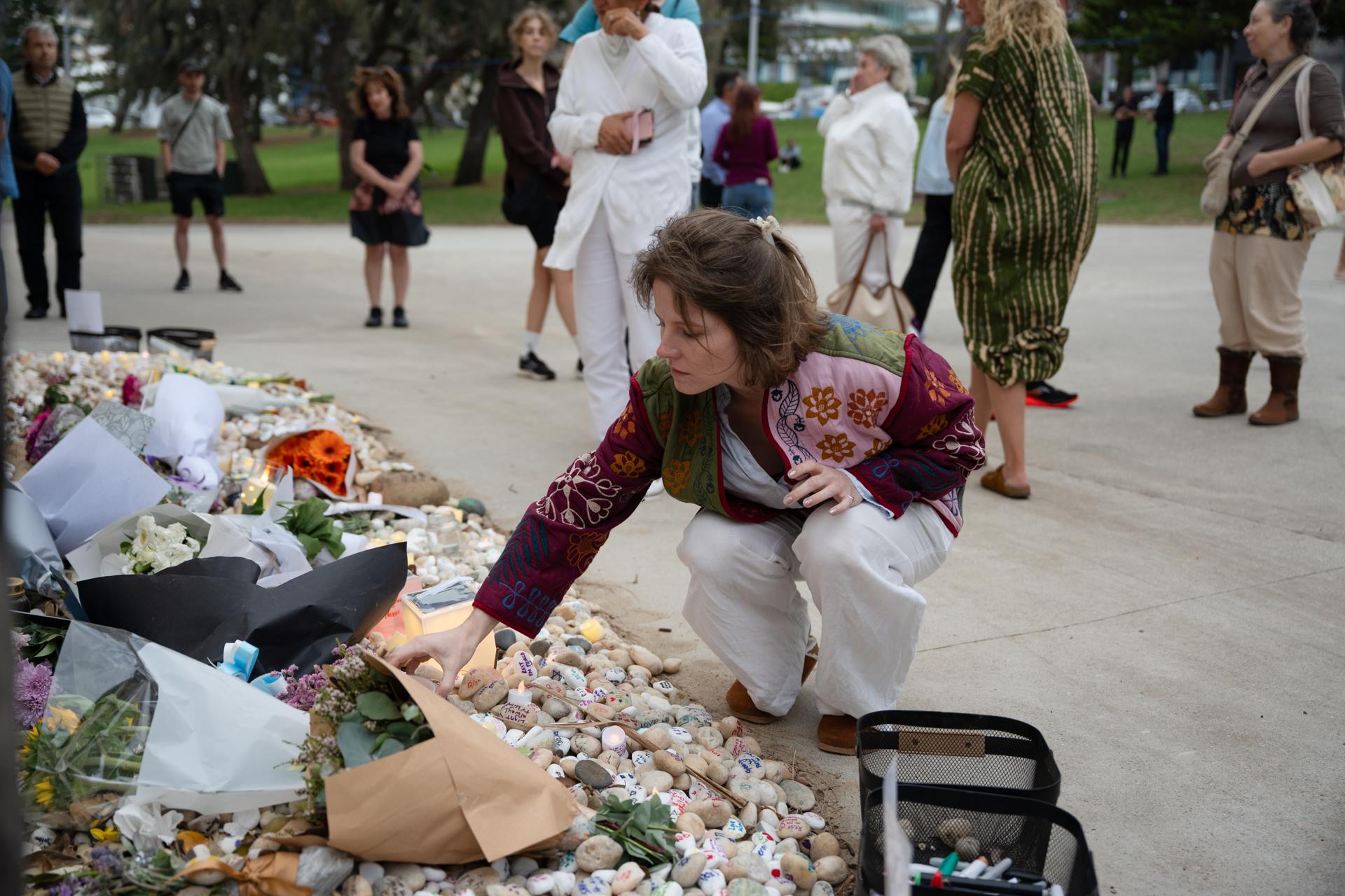 Personas rinden homenaje en honor a las víctimas del tiroteo de la Playa de Bondi