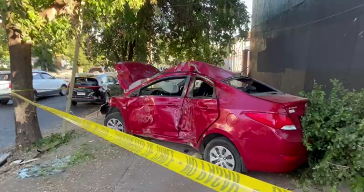 Auto queda destruido tras choque en Las Condes: conductor y peatón resultaron lesionados