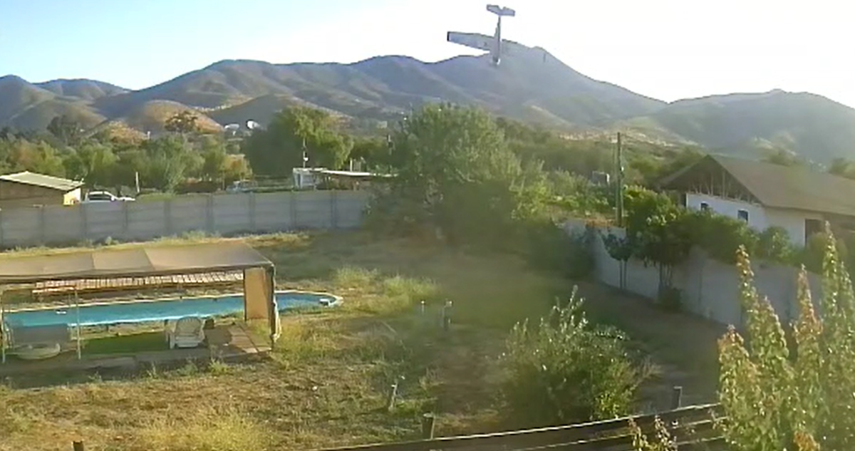 VIDEO | Cámaras captan el momento que avioneta cae en Curacaví: piloto está grave