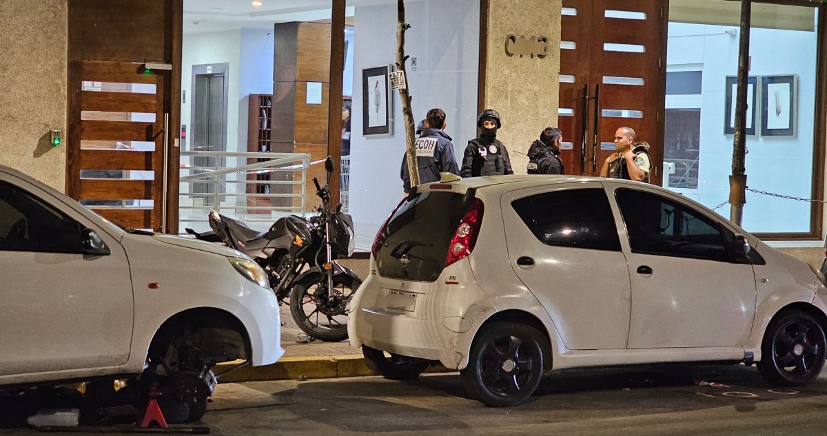 Asesinan a venezolano tras sufrir balacera mientras reparaba un auto en Estación Central