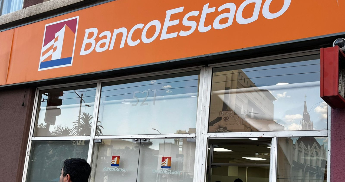 Delincuentes intentan concretar robo en sucursal de BancoEstado cercana al Congreso Nacional