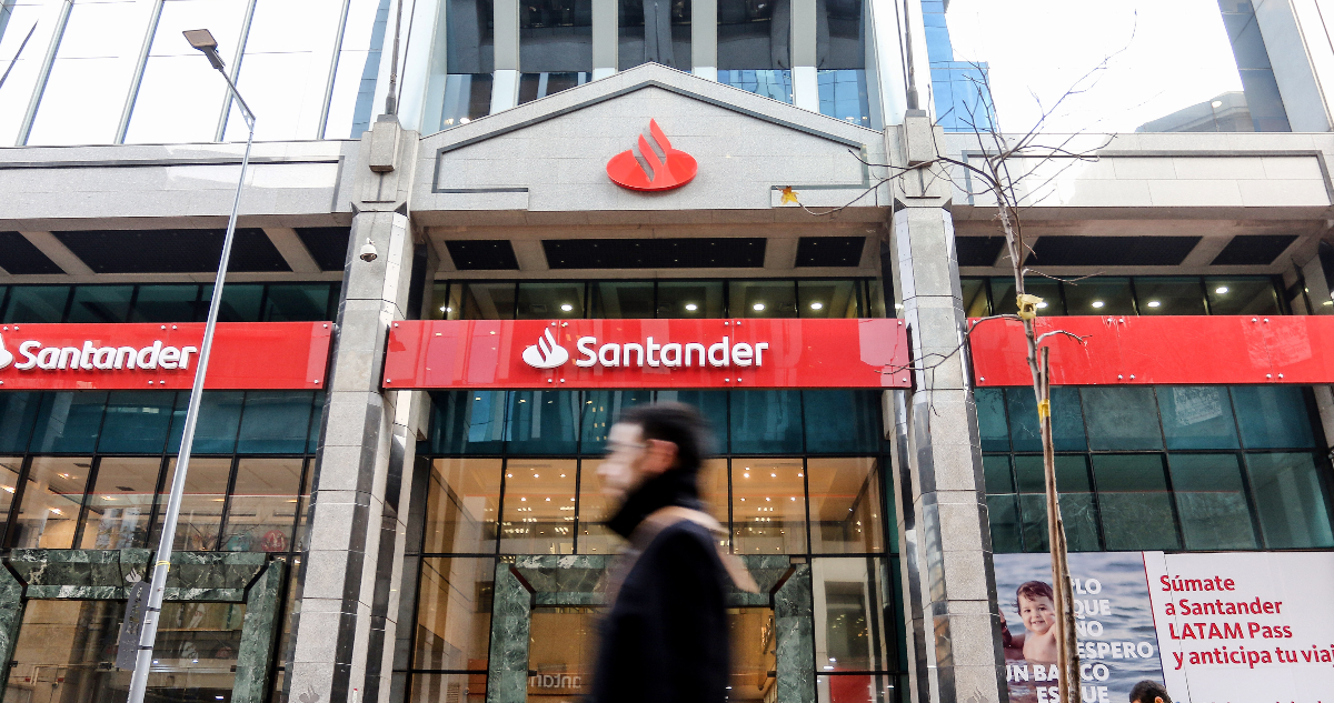"Hay molestia entre los clientes": Ofician al Banco Santander por cambios en programa de beneficios