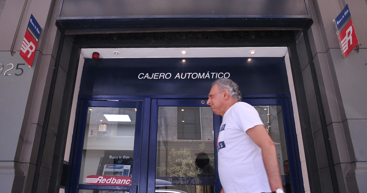 https://media.biobiochile.cl/wp-content/uploads/2026/01/bancos-5.jpg