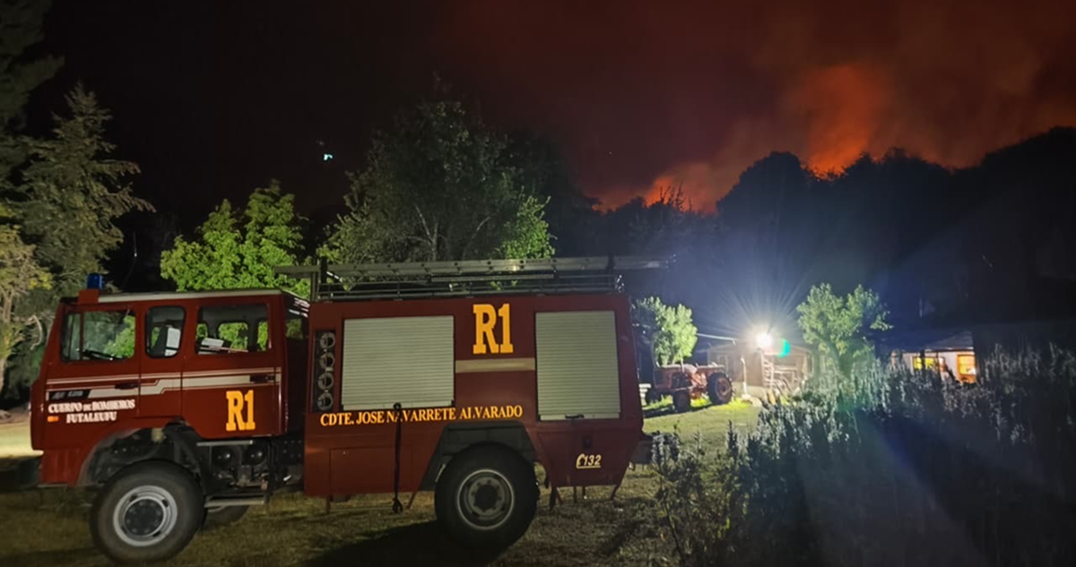 Bomberos de Futaleufú se movilizan a Argentina para combatir incendio forestal cerca de la frontera