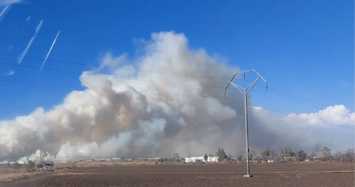 Bomberos trabaja en incendio de gran magnitud cercano a Aeropuerto Arturo Merino Benítez