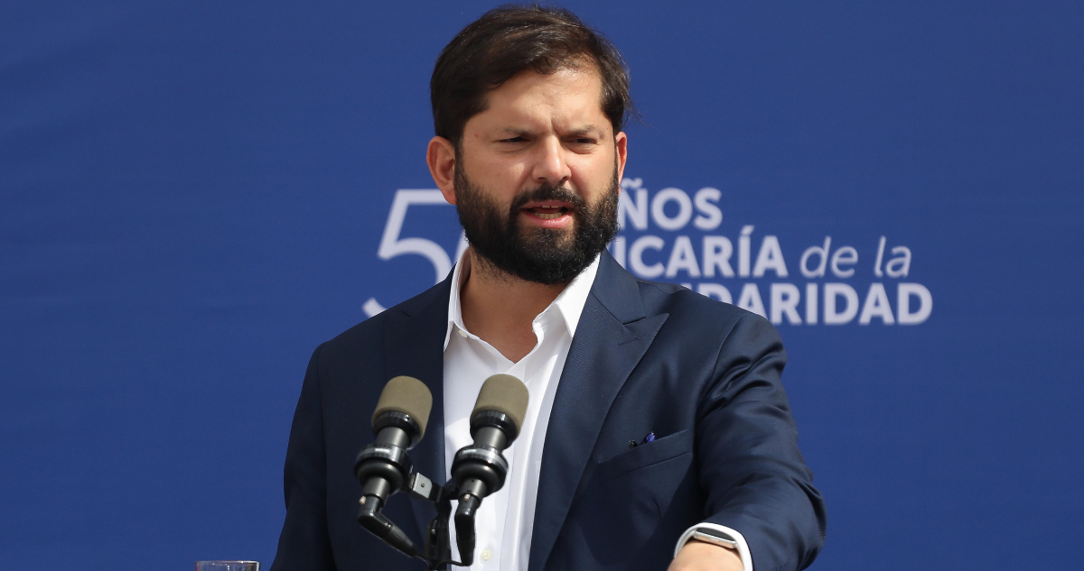 Presidente Boric viaja a Concepción por incendios forestales y suspende actividades por emergencia