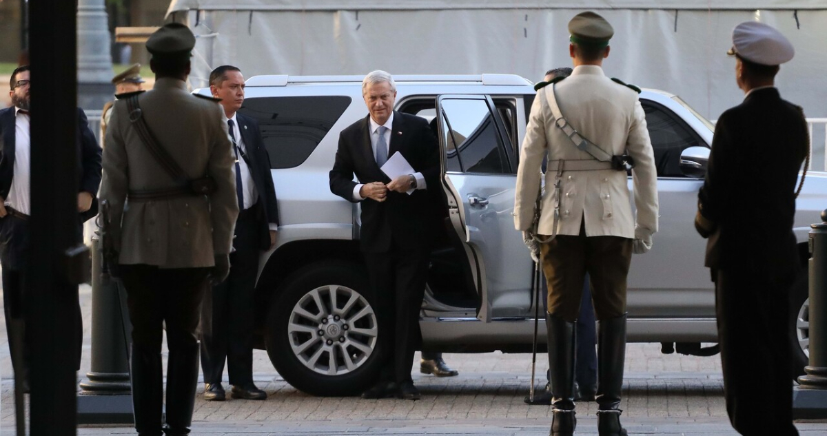 Kast llega a La Moneda para reunirse con Boric en medio de tensiones y llamados a retomar el diálogo