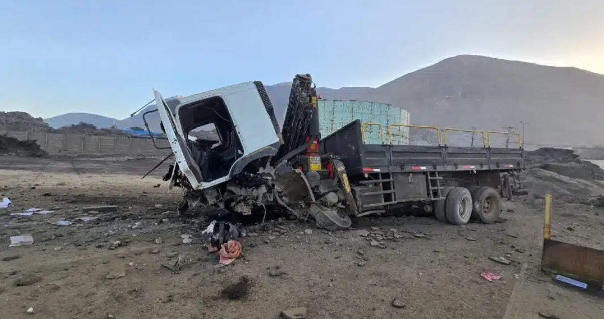 Camión pierde el control y atraviesa ruta que conecta Tocopilla con Iquique: un lesionado