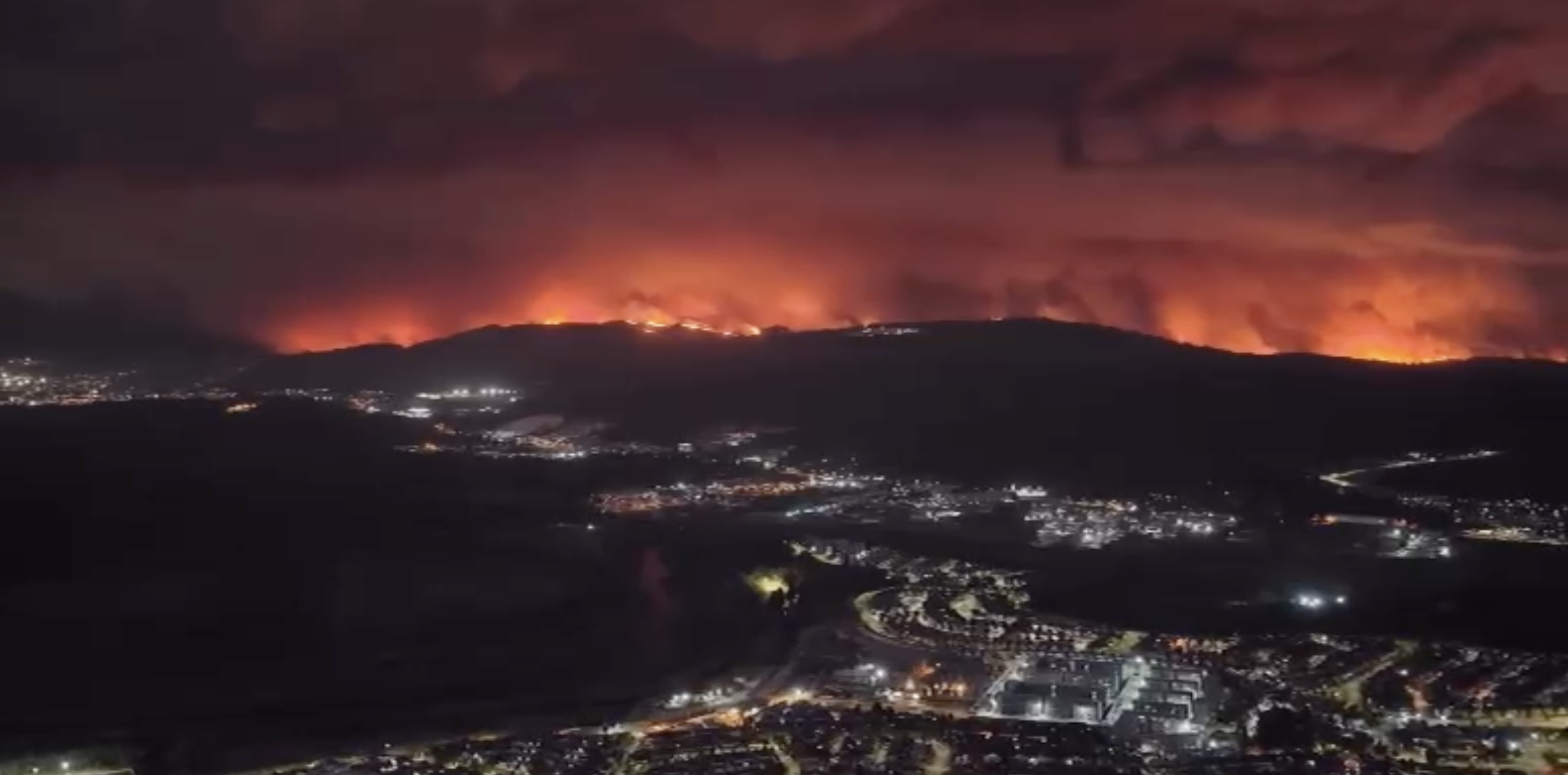 VIDEOS | Preocupante avance de incendio forestal de Concepción a Penco-Lirquén: está cerca de casas