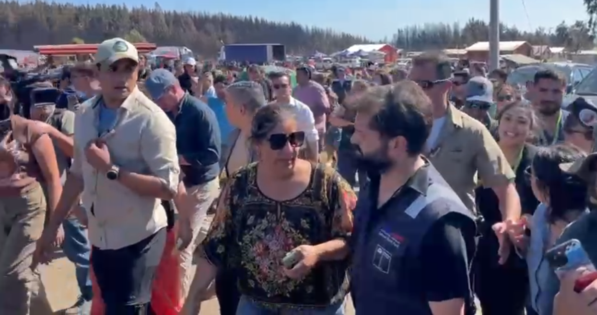 Presidente Gabriel Boric es insultado durante su visita a Punta de Parra