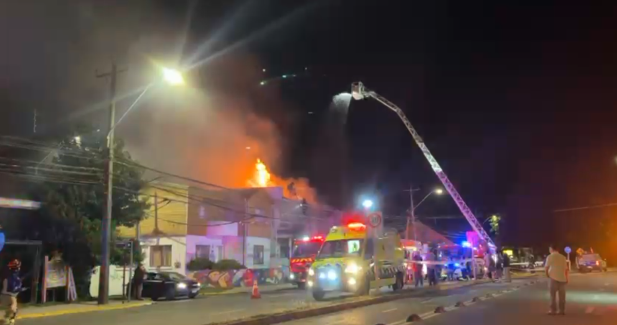 VIDEO | Incendio afecta a oficinas de las Seremis de Energía y de la Mujer en Los Ríos