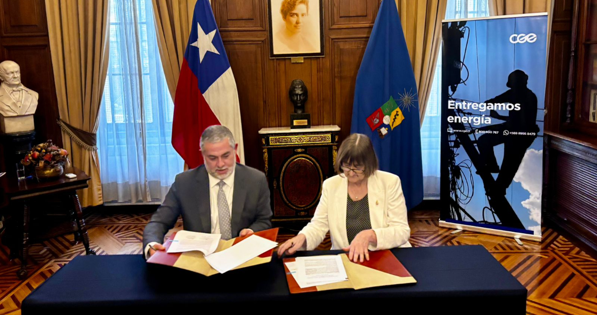Cooperación técnica, académica y práctica para alumnos: CGE y la Universidad de Chile sellan convenio