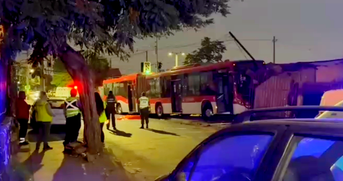 Ciclista muere atropellado por bus RED en Peñalolén: máquina además impactó reja de vivienda