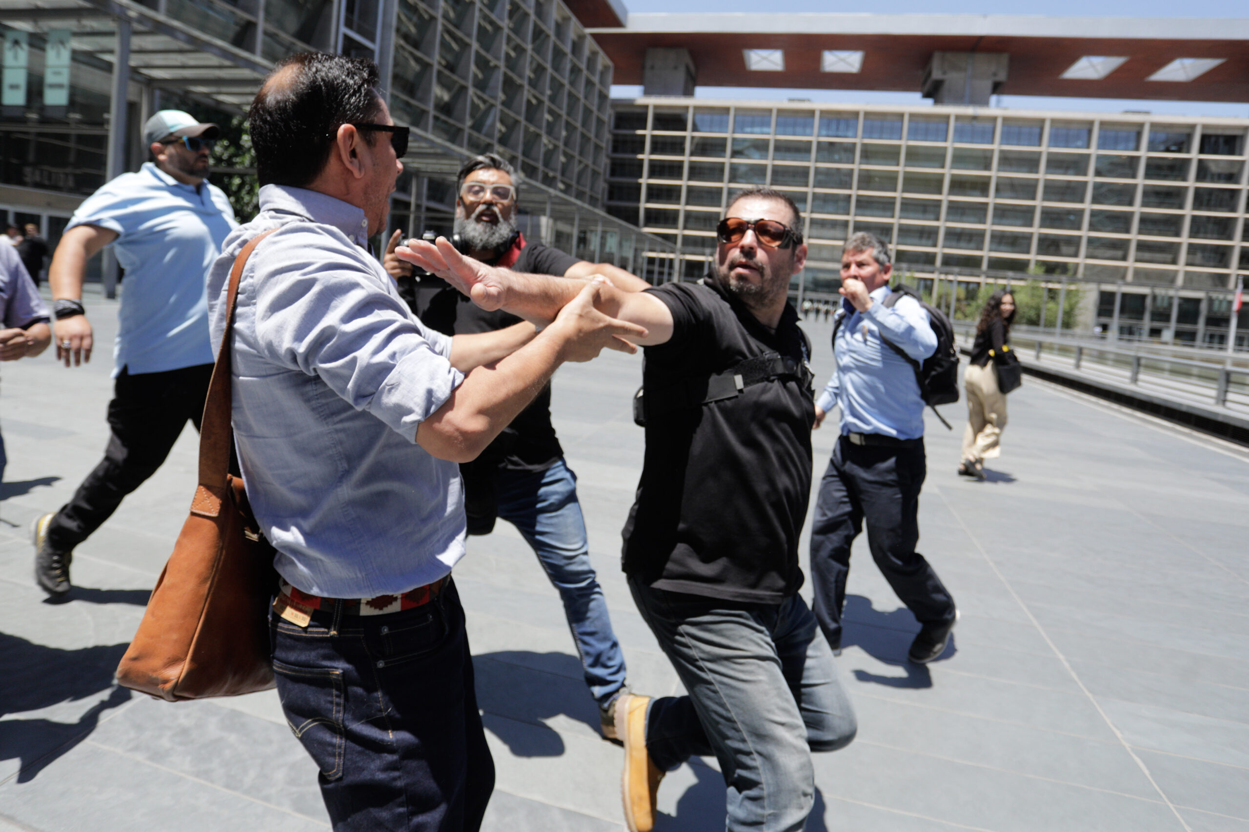 imágenes muestran caos y golpes tras absolución de Claudio Crespo por Gustavo Gatica