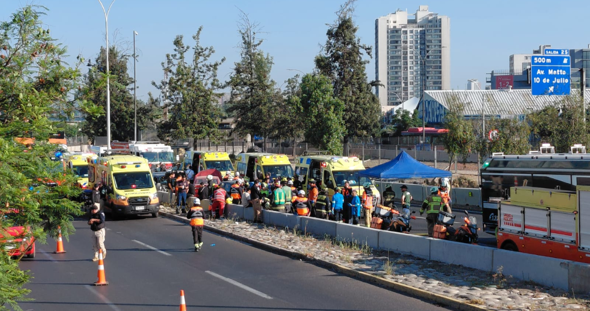 Siete lesionados deja colisión múltiple con atropello en la Autopista Central