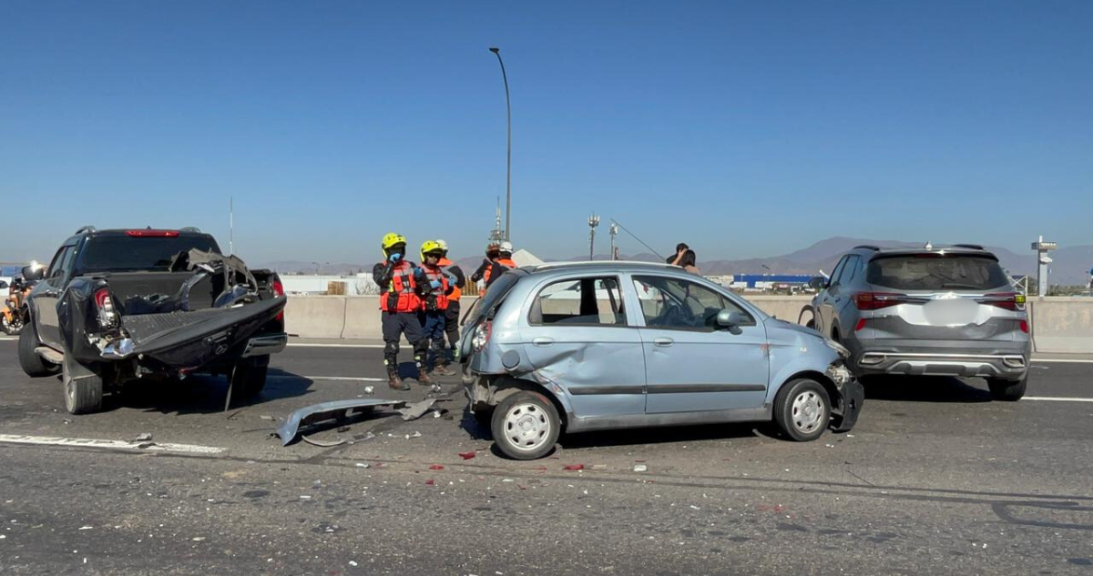 https://media.biobiochile.cl/wp-content/uploads/2026/01/colision-multiple-de-tres-vehiculos-en-eje-general-velasquez-deja-al-menos-tres-personas-lesionadas.png