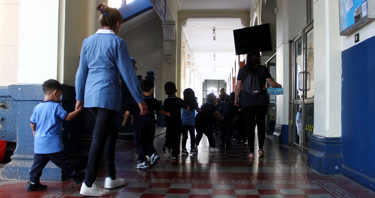 Foto de contexto de profesoras con niños en un colegio