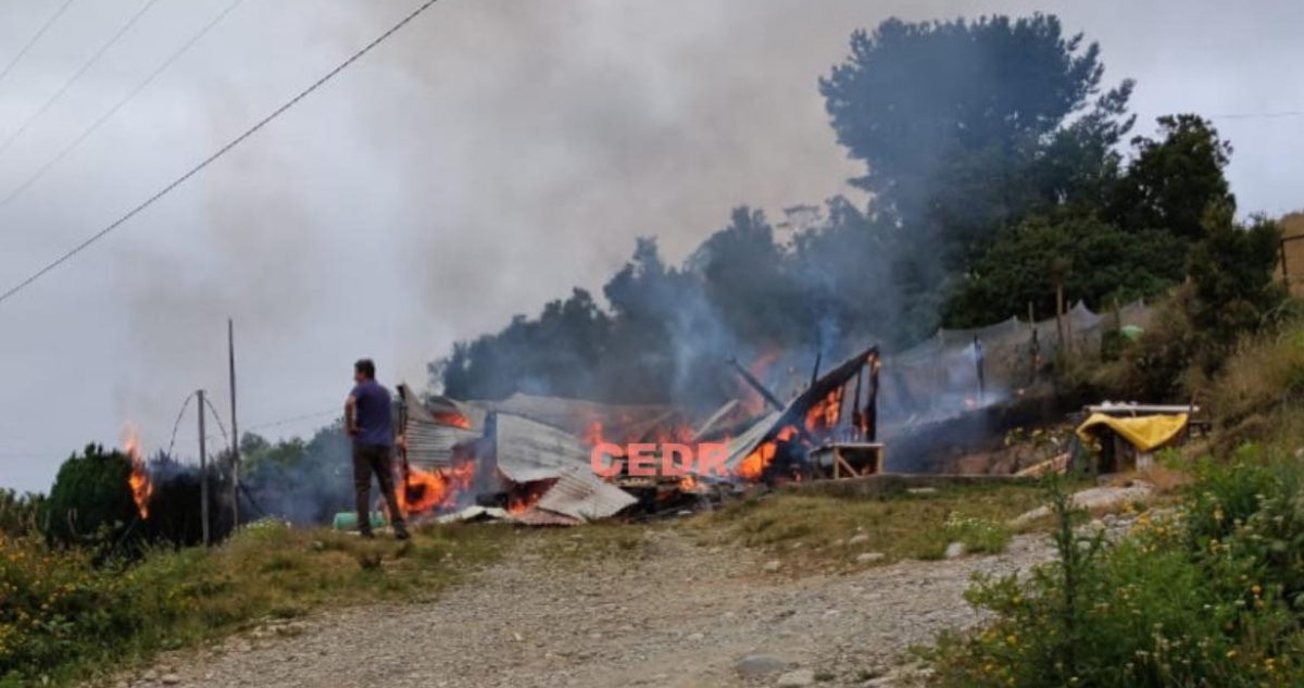 Niños de 7 y 11 años mueren en voraz incendio de vivienda en Isla Huar en Calbuco