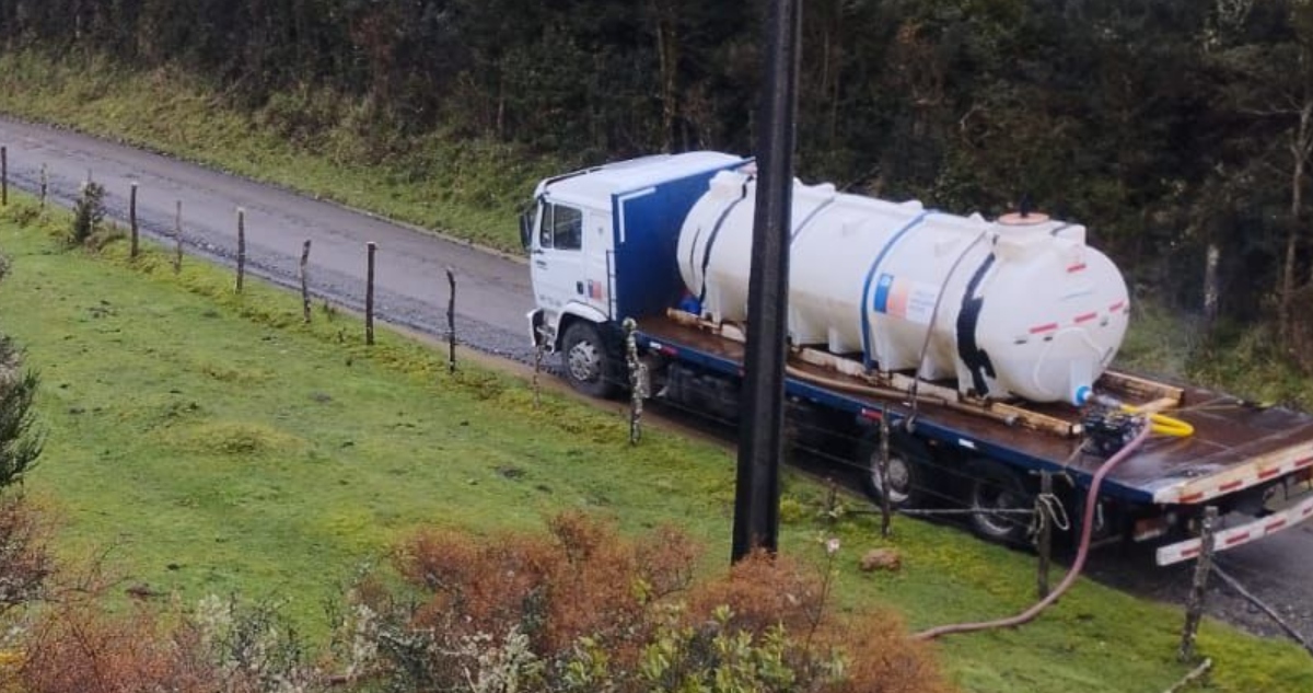 Camiones aljibes abastecen de agua a zonas rurales de Chiloé ante escasez hídrica
