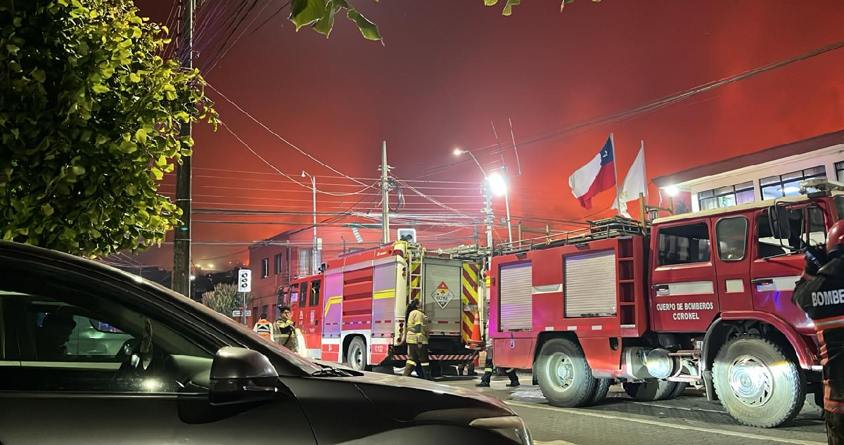 Conaf reporta 52 incendios en combate a lo largo de Chile: 21 están con alerta