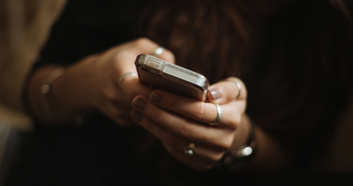 Persona con el celular en las manos