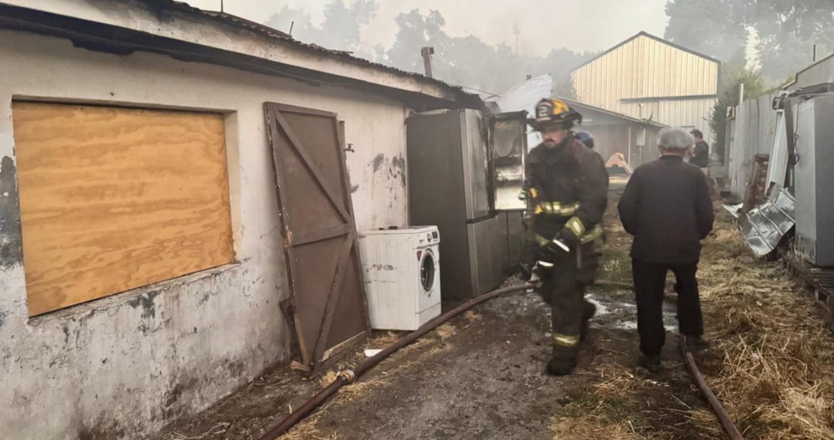 Incendio en bodega de Los Ángeles se extiende a vivienda y afecta a adulto mayor