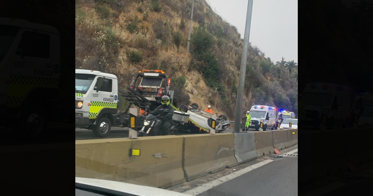 4 personas lesionadas tras volcamiento durante llovizna en Ruta Las Palmas, Viña del Mar