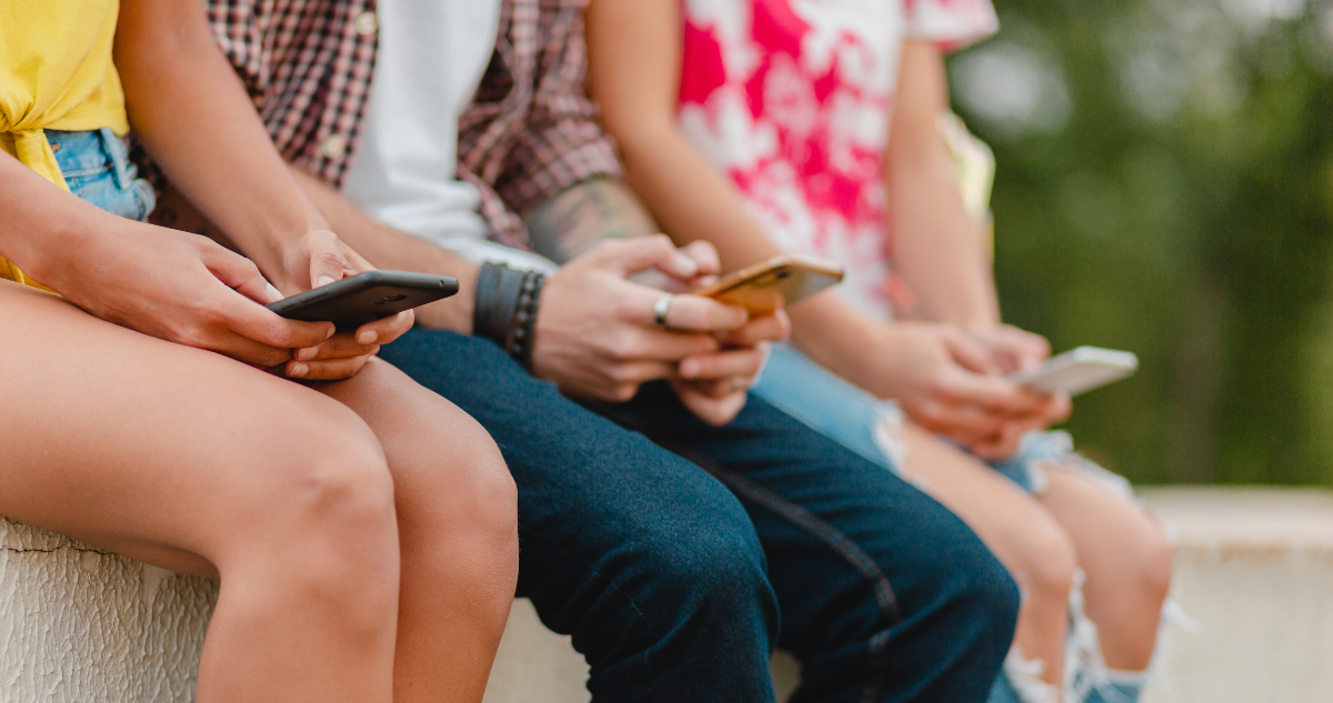 Jóvenes utilizando sus celulares