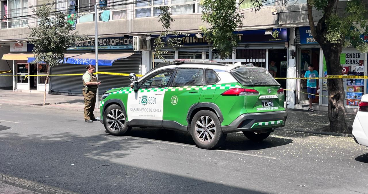 Un delincuente resultó baleado durante un intento de robo ocurrido en un local comercial de cambio de dinero, en la comuna de Santiago. Según información policial, personal de Carabineros concurrió hasta calle San Diego, donde se ubica una sucursal del local de cambio de dinero “More Payment Evolution”. Hasta ese lugar llegó un vehículo del cual descendieron cuatro desconocidos, con el rostro cubierto y premunidos con armas de fuego. Los delincuentes intentaron ingresar al local forzando la puerta de acceso principal y las oficinas donde se guarda el dinero. Sin embargo, no lograron su objetivo. Al no poder concretar el robo, los antisociales iniciaron la huida desde el local. En ese contexto, fueron perseguidos por un grupo de personas, respecto de las cuales no existe claridad si corresponden a trabajadores del mismo establecimiento. Incluso, a los ladrones les lanzaron algunas rejas pertenecientes a la misma casa de cambio. Finalmente, uno de los delincuentes fue alcanzado. En ese contexto, testigos señalaron haber escuchado un disparo, sin que hasta ahora se conozca quién lo efectuó. No está esclarecido si el disparo se produjo de manera accidental con el arma que portaba el antisocial o si fue realizado por terceras personas. A raíz del impacto balístico, el delincuente se desplomó en el suelo y posteriormente fue derivado a un centro asistencial en calidad de imputado. En el sitio del suceso quedó diversa evidencia, entre ella un bolso que sería de propiedad del detenido y un arma de fuego. Carabineros verifica la identidad del imputado y del resto de la banda que logró huir, además de realizar diligencias en el lugar del procedimiento.