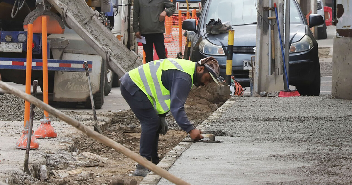 Desempleo en Chile bajó al 8,0% y en la RM alcanzó el 8,6%: informalidad tuvo ligera alza