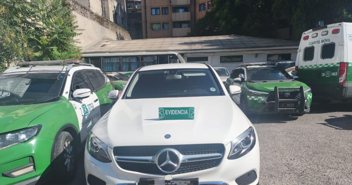 Detienen a adolescente por encerrona a abogada en Santiago: la intimidaron con arma y robaron su auto