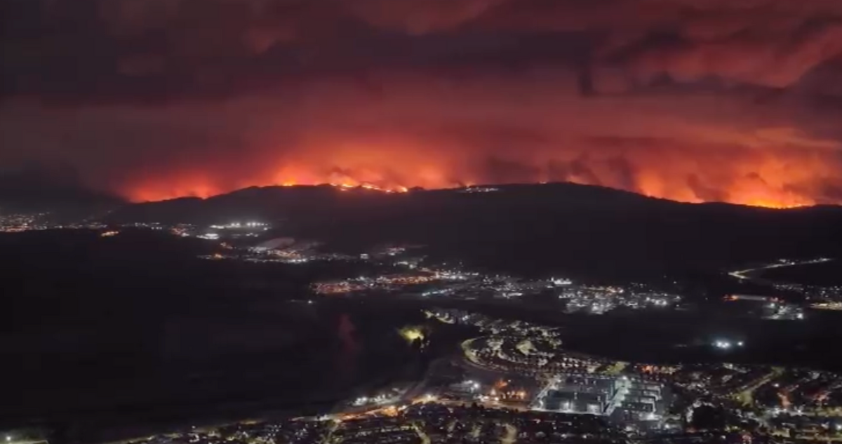 VIDEOS | Preocupante avance de incendio forestal de Concepción a Penco-Lirquén: está cerca de casas