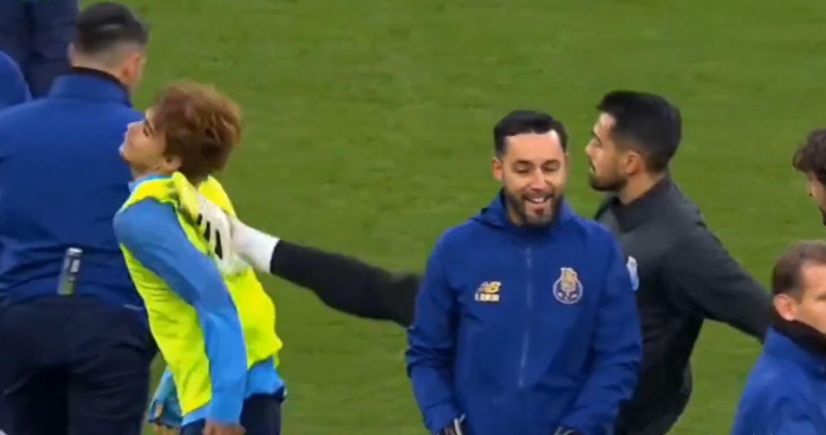 Diogo Costa no aguantó ‘humillación’ de joven compañero de equipo y le pegó planchazo en la espalda