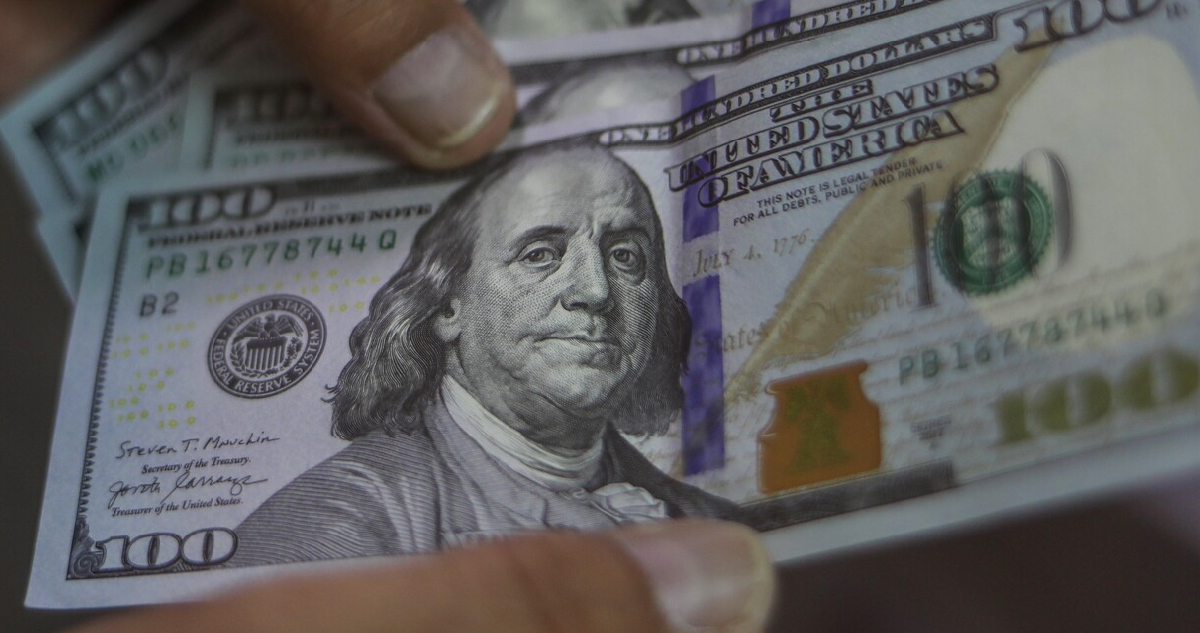 Dólar en Chile abre en verde luego que Trump nominara a Kevin Warsh para presidir la Reserva Federal