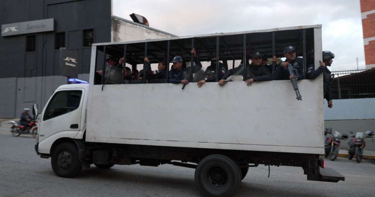 EE.UU. alerta que milicias armadas venezolanas buscan estadounidenses en el país caribeño